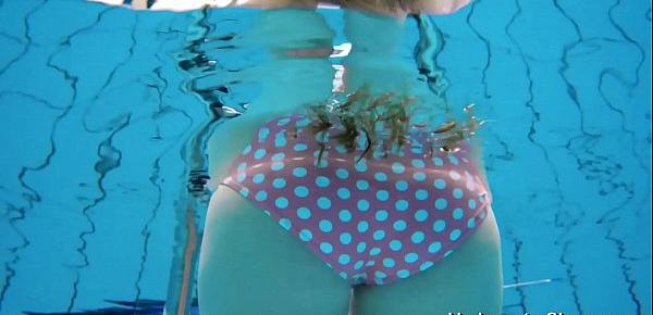  Hot bubble butt teen Simonna underwater